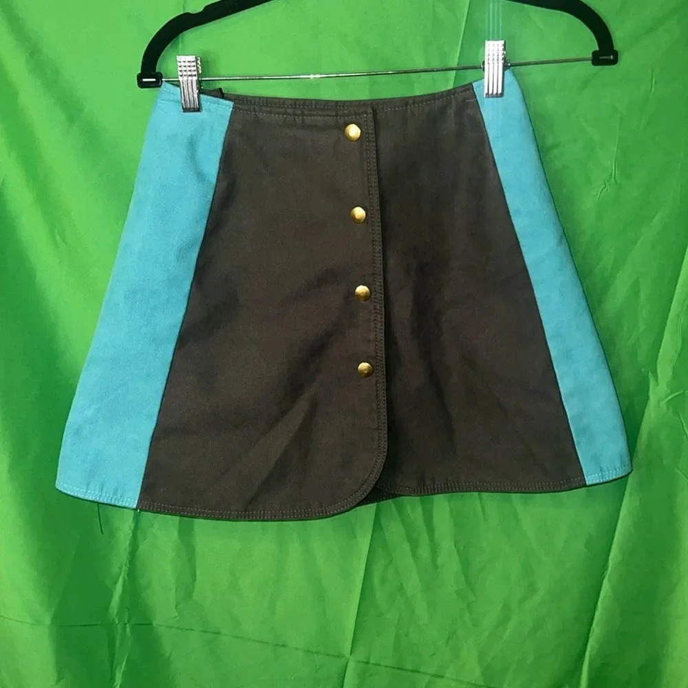 Shown to Scale Skirt size Small